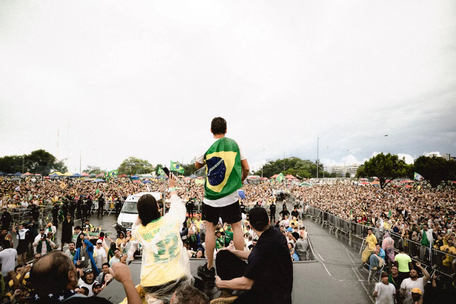 Nikolas Ferreira diante da multidão em ato público